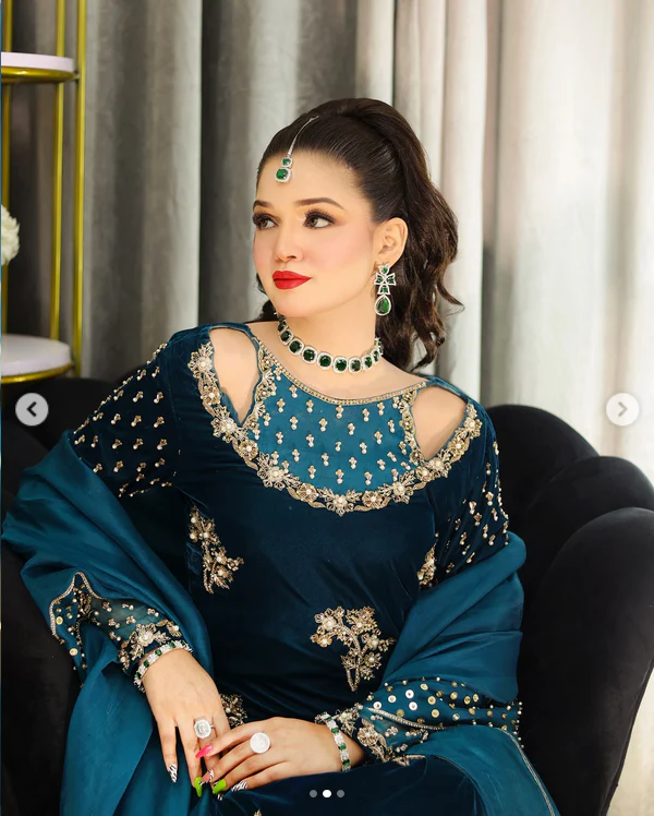 Afrozeh Luxury Formals Velvet Collection 3 Pieces Unstitched ZINC Gold - Image 10