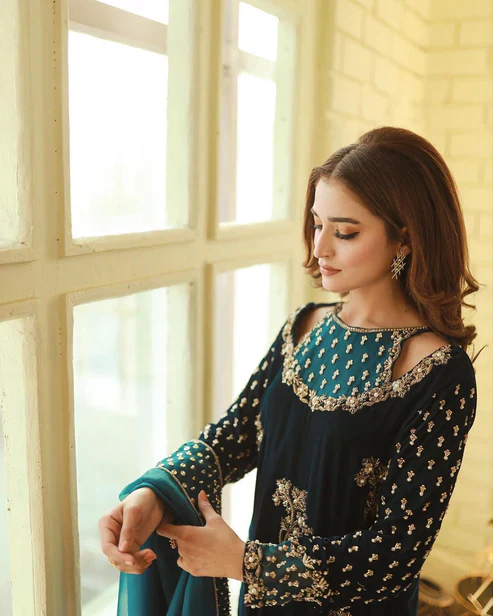 Afrozeh Luxury Formals Velvet Collection 3 Pieces Unstitched ZINC Gold - Image 7