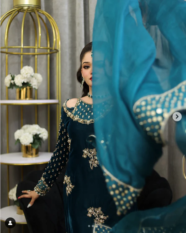 Afrozeh Luxury Formals Velvet Collection 3 Pieces Unstitched ZINC Gold - Image 8
