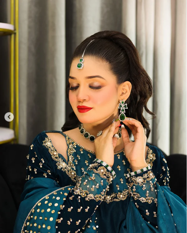 Afrozeh Luxury Formals Velvet Collection 3 Pieces Unstitched ZINC Gold - Image 9