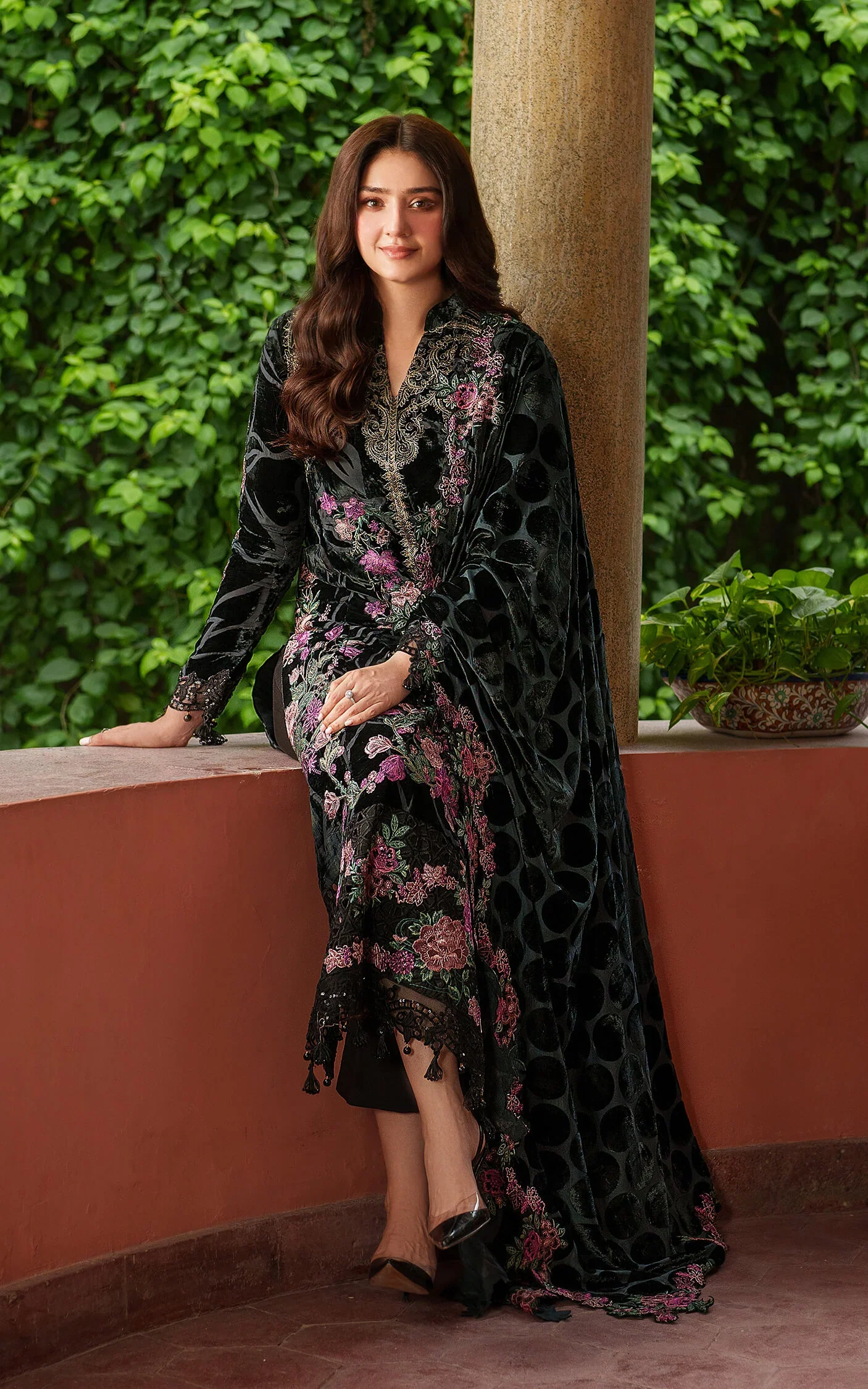 Asifa & Nabeel Pashmina Luxe Unstitched Embroidered 3Pc Suit LWC25-02 Eira Palaichi Suit - Image 3