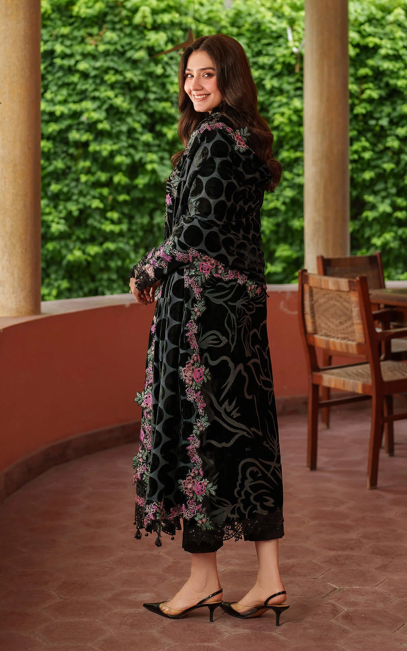 Asifa & Nabeel Pashmina Luxe Unstitched Embroidered 3Pc Suit LWC25-02 Eira Palaichi Suit - Image 4