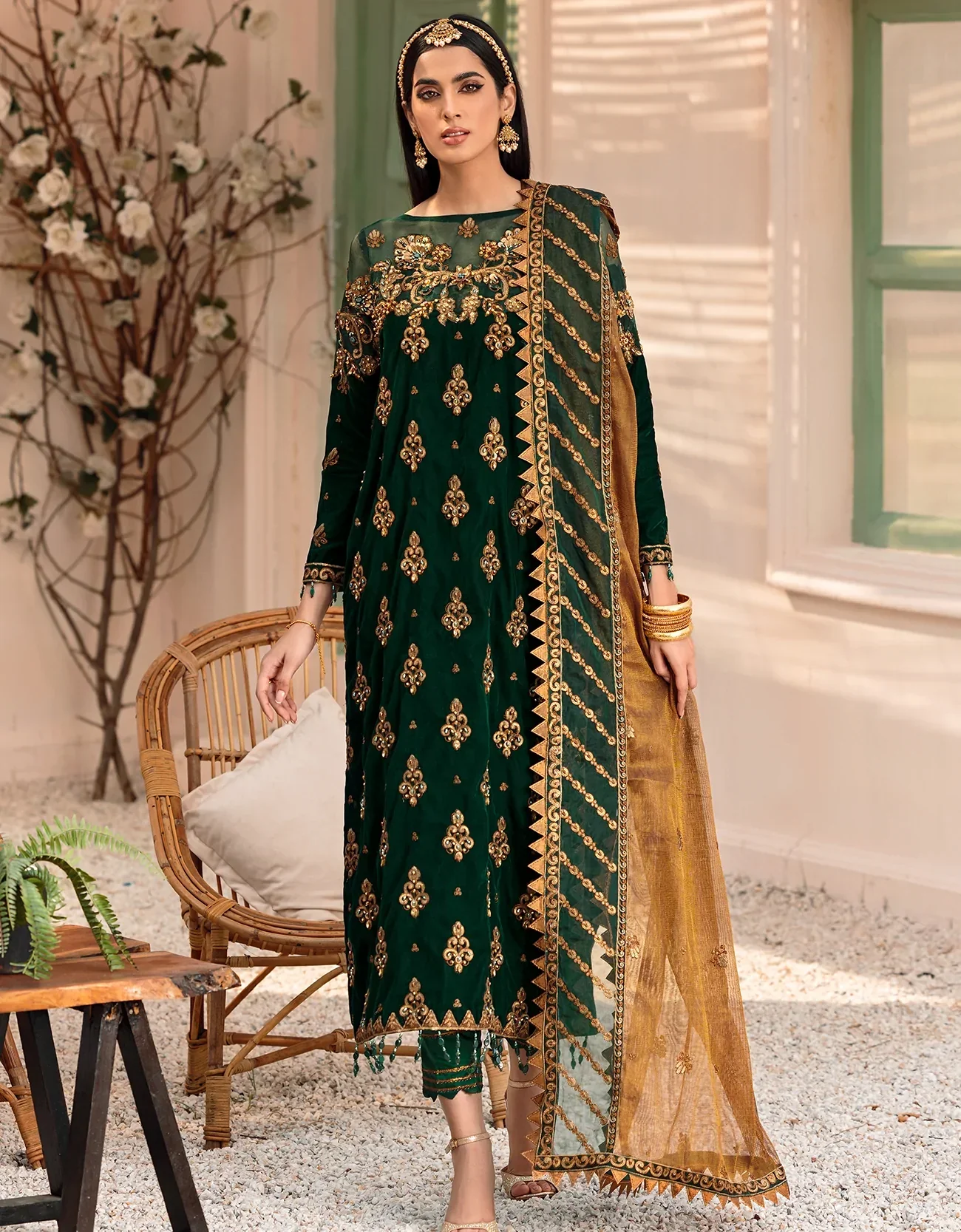 Emaan Adeel Makhmal Unstitched Luxury Velvet 3Pc Embroidered Suit MK-305 Green - Image 4