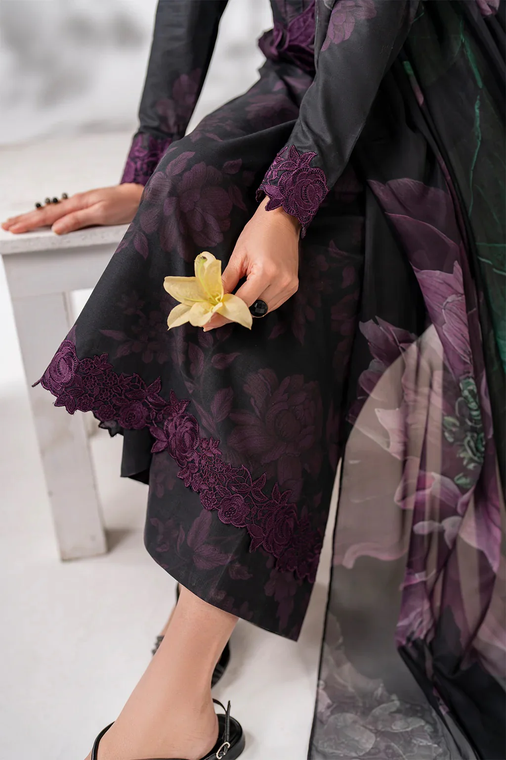Iznik Luxury Lawn Unstitched 3 Piece UE-270 - Image 8