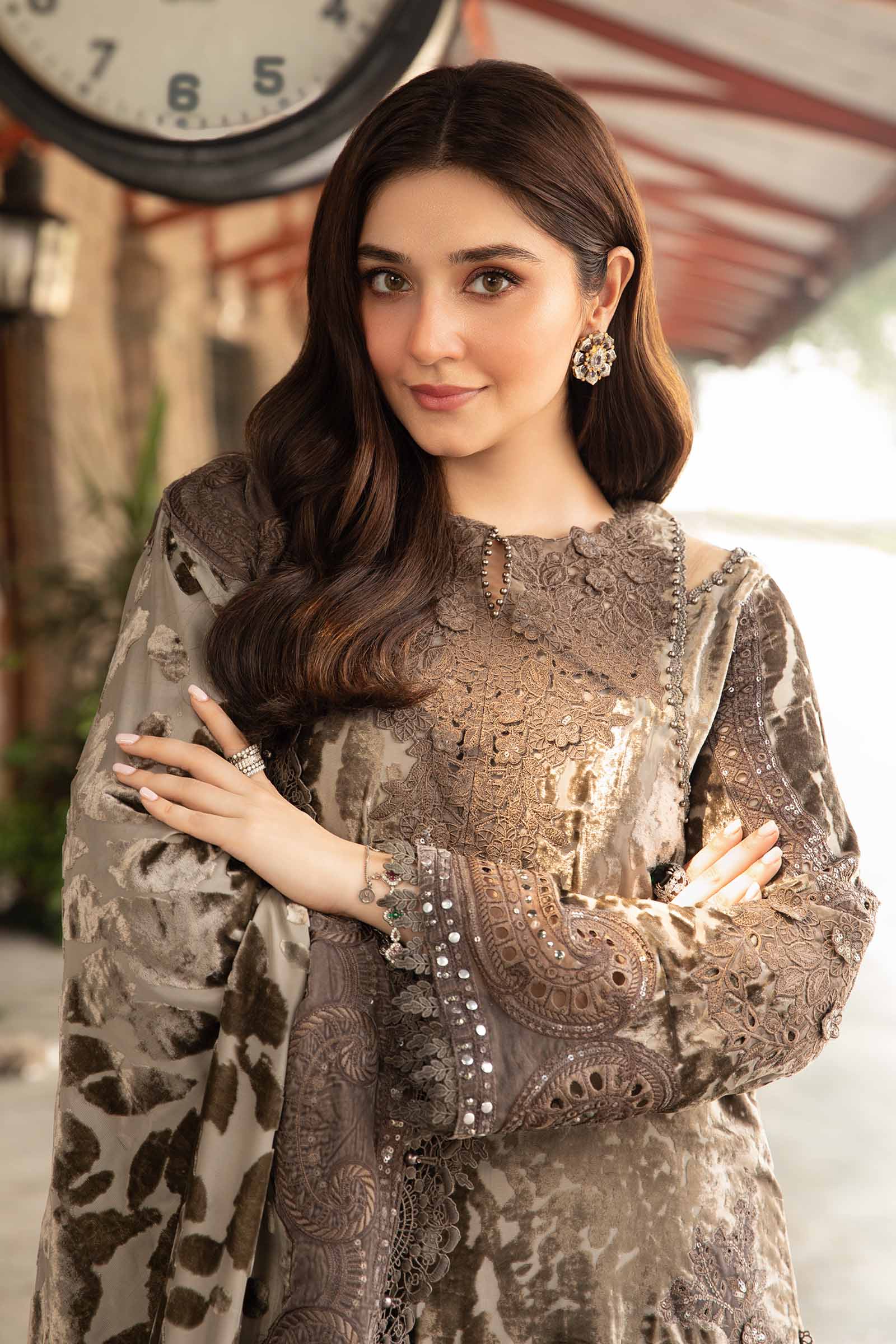Maria.B Luxury Velvet 3 Piece Unstitched Embroidered Palachi Suit DL-1201 - Image 8